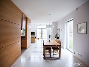 Makowa - Średnia szara jadalnia jako osobne pomieszczenie, styl minimalistyczny - zdjęcie od Atelier Słowiński