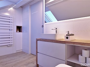 Łazienka na poddaszu - Średnia na poddaszu z lustrem łazienka z oknem, styl nowoczesny - zdjęcie od Atelier Słowiński
