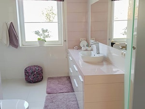Retry - Mała z lustrem łazienka z oknem - zdjęcie od Dembczyńska Wnętrza & Ogrody