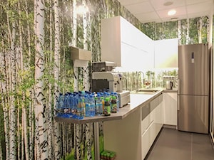 Biura - Średnia zamknięta z salonem z zabudowaną lodówką z lodówką wolnostojącą z nablatowym zlewozmywakiem kuchnia w kształcie litery l - zdjęcie od Dembczyńska Wnętrza & Ogrody