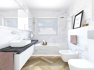 Łazienka z jasnymi ścianami i podłogą w kolorze drewna - zdjęcie od ANIMA-DESIGN