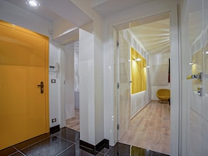 Malutki apartament nowoczesny z żółtym akcentem - Hol / przedpokój, styl nowoczesny - zdjęcie od STUDIO FORMY BIURO ARCHITEKTONICZNE AGNIESZKA BURZYKOWSKA- WALKOSZ