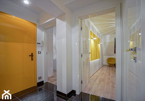 Malutki apartament nowoczesny z żółtym akcentem - Hol / przedpokój, styl nowoczesny - zdjęcie od STUDIO FORMY BIURO ARCHITEKTONICZNE AGNIESZKA BURZYKOWSKA- WALKOSZ