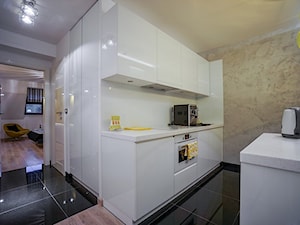 Malutki apartament nowoczesny z żółtym akcentem - Kuchnia, styl nowoczesny - zdjęcie od STUDIO FORMY BIURO ARCHITEKTONICZNE AGNIESZKA BURZYKOWSKA- WALKOSZ