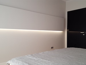 projekt 11 - Mała biała sypialnia, styl nowoczesny - zdjęcie od Project Art Joanna Lipowska