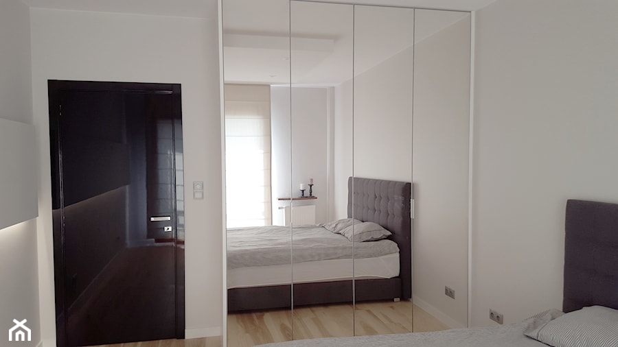 projekt 11 - Średnia biała sypialnia, styl nowoczesny - zdjęcie od Project Art Joanna Lipowska