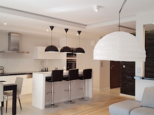 projekt 11 - Mała otwarta z salonem biała z zabudowaną lodówką kuchnia jednorzędowa, styl nowoczesny - zdjęcie od Project Art Joanna Lipowska