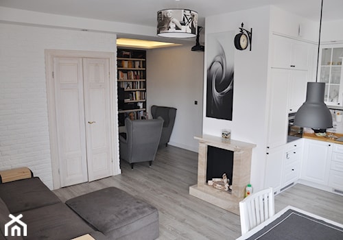 projekt 3 - Mały biały salon z kuchnią z jadalnią z bibiloteczką, styl skandynawski - zdjęcie od Project Art Joanna Lipowska
