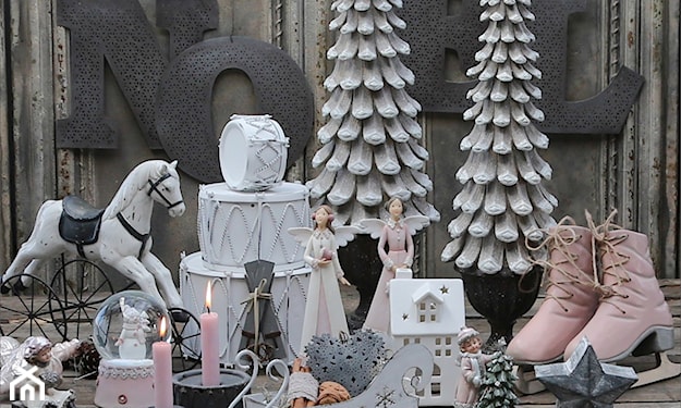 srebrne i różowe dekoracje świąteczne