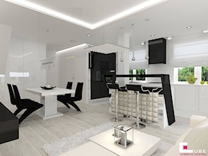 Dom w Markach - Średnia otwarta z salonem biała z zabudowaną lodówką kuchnia w kształcie litery l z wyspą lub półwyspem z oknem, styl nowoczesny - zdjęcie od CUBE Interior Design