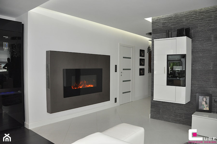 Biały szary salon z kuchnią, styl glamour - zdjęcie od CUBE Interior Design