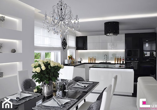 Średnia otwarta biała z zabudowaną lodówką kuchnia z wyspą lub półwyspem, styl glamour - zdjęcie od CUBE Interior Design
