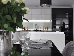 Średnia biała z zabudowaną lodówką z podblatowym zlewozmywakiem kuchnia w kształcie litery l z wyspą lub półwyspem z oknem, styl glamour - zdjęcie od CUBE Interior Design