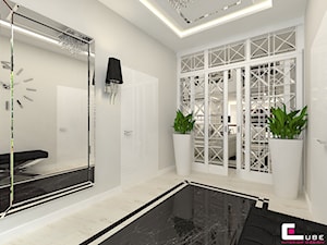 DOM Z ANTRESOLĄ - Średni beżowy z marmurem na podłodze hol / przedpokój, styl glamour - zdjęcie od CUBE Interior Design