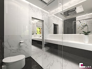 Projekt wnętrz domu w Wołominie - Średnia na poddaszu z punktowym oświetleniem łazienka z oknem, styl glamour - zdjęcie od CUBE Interior Design