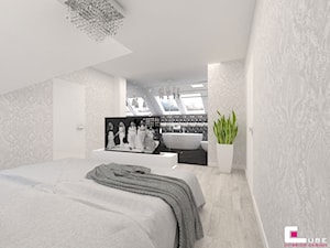 Dom w Kępie Okrzewskiej - Duża biała szara sypialnia z łazienką, styl glamour - zdjęcie od CUBE Interior Design