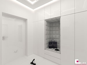 DOM POD LEGNICĄ - Mały z wieszakiem biały hol / przedpokój, styl glamour - zdjęcie od CUBE Interior Design