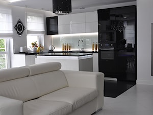 Średnia otwarta z salonem biała z zabudowaną lodówką kuchnia w kształcie litery l z wyspą lub półwyspem, styl glamour - zdjęcie od CUBE Interior Design