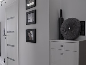 Mieszkanie Białołęka, Warszawa - Średni biały z farbą na ścianie z malowanymi drzwiami z przeszklonymi drzwiami z gładkimi drzwiami hol / przedpokój, styl glamour - zdjęcie od CUBE Interior Design