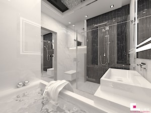 Dom w Elblągu - Średnia bez okna z lustrem z marmurową podłogą z punktowym oświetleniem łazienka, styl glamour - zdjęcie od CUBE Interior Design
