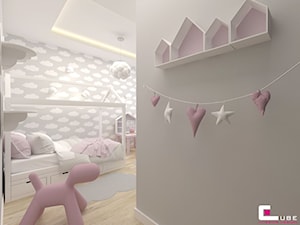 DOM W KOBYŁCE - Średni biały szary pokój dziecka dla dziecka dla dziewczynki, styl skandynawski - zdjęcie od CUBE Interior Design