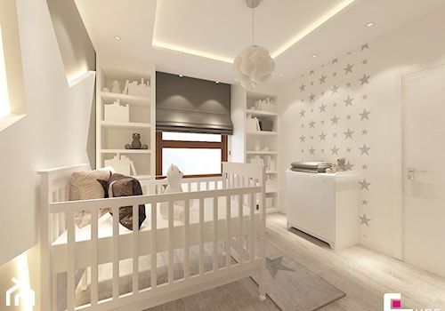 Dom na Zaciszu - Średni beżowy biały z panelami tapicerowanymi pokój dziecka dla niemowlaka dla dziewczynki, styl nowoczesny - zdjęcie od CUBE Interior Design