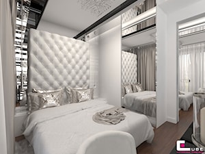 Mieszkanie w Warszawie - Średnia biała z panelami tapicerowanymi sypialnia, styl glamour - zdjęcie od CUBE Interior Design