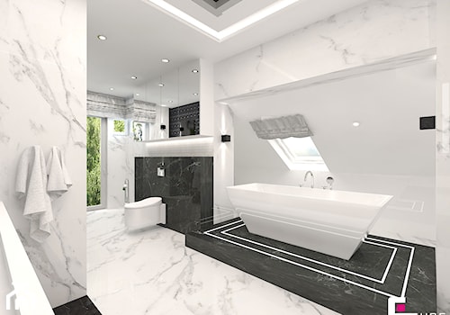 Projekt wnętrz domu w Wołominie - Duża na poddaszu z lustrem z marmurową podłogą łazienka z oknem, styl glamour - zdjęcie od CUBE Interior Design