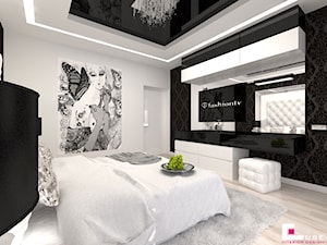 DOM POD LEGNICĄ - Średnia biała czarna z panelami tapicerowanymi sypialnia, styl glamour - zdjęcie od CUBE Interior Design