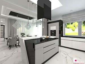 Projekt wnętrz domu w Wołominie - Duża otwarta z kamiennym blatem biała z zabudowaną lodówką kuchnia jednorzędowa z wyspą lub półwyspem z oknem, styl glamour - zdjęcie od CUBE Interior Design