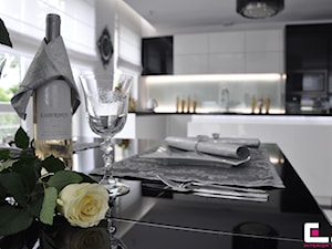 Średnia szara jadalnia w kuchni, styl glamour - zdjęcie od CUBE Interior Design