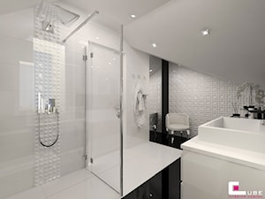 DOM POD LEGNICĄ - Średnia na poddaszu bez okna łazienka, styl glamour - zdjęcie od CUBE Interior Design
