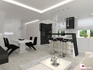 Dom w Markach - Średnia otwarta z kamiennym blatem biała z zabudowaną lodówką kuchnia w kształcie litery l z wyspą lub półwyspem z oknem, styl glamour - zdjęcie od CUBE Interior Design