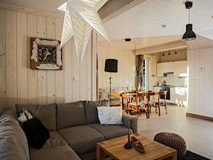 dom wakacyjny - Duży salon z kuchnią z jadalnią, styl rustykalny - zdjęcie od maltomasiak@gmail.com
