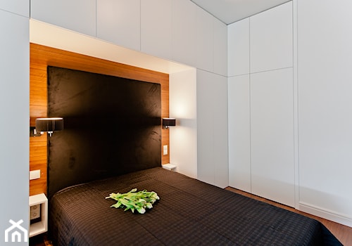 Średnia biała sypialnia, styl nowoczesny - zdjęcie od Merta Korzniakow Studio