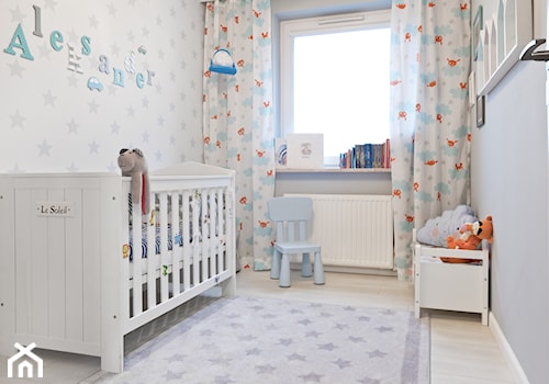 Mieszkanie - Gdynia Karwiny - Średni biały szary pokój dziecka dla niemowlaka dla dziecka dla chłopca, styl skandynawski - zdjęcie od Autors.KA