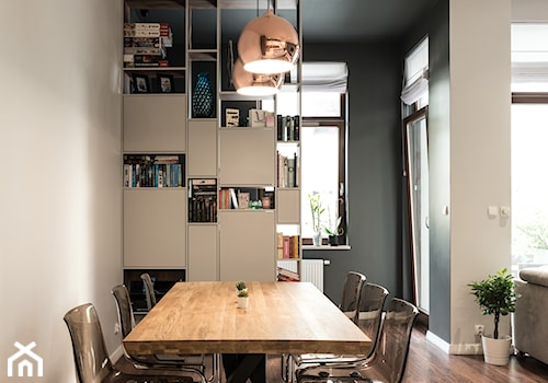 Apartament - Garnizon - Średnia biała czarna jadalnia w salonie, styl nowoczesny - zdjęcie od Autors.KA