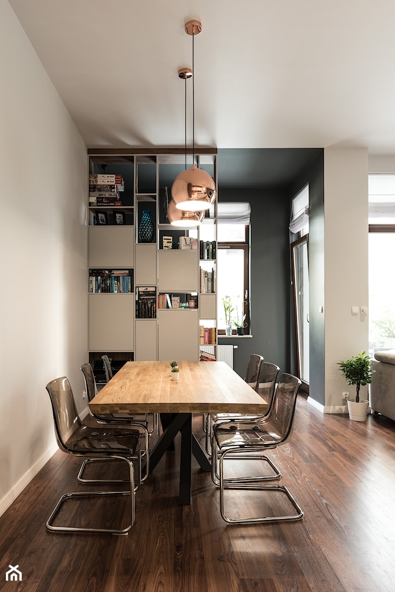 Apartament - Garnizon - Średnia biała czarna jadalnia w salonie, styl nowoczesny - zdjęcie od Autors.KA