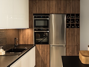 Apartament - Garnizon - Średnia beżowa biała z zabudowaną lodówką z podblatowym zlewozmywakiem kuchnia w kształcie litery l, styl nowoczesny - zdjęcie od Autors.KA