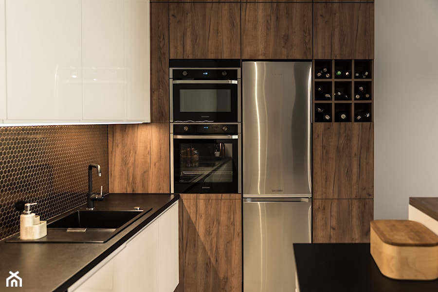 Apartament - Garnizon - Średnia beżowa biała z zabudowaną lodówką z podblatowym zlewozmywakiem kuchnia w kształcie litery l, styl nowoczesny - zdjęcie od Autors.KA