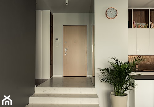 Apartament - Garnizon - Duży biały czarny z marmurem na podłodze hol / przedpokój, styl nowoczesny - zdjęcie od Autors.KA