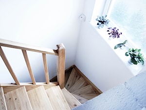 Mieszkanie - Gdynia Kack - Schody jednobiegowe zabiegowe wachlarzowe drewniane, styl skandynawski - zdjęcie od Autors.KA