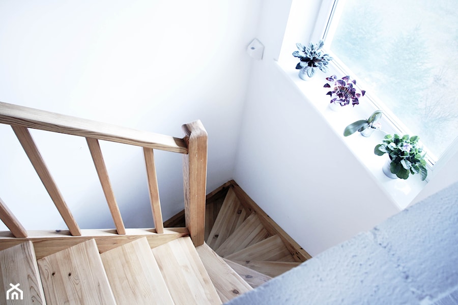 Mieszkanie - Gdynia Kack - Schody jednobiegowe zabiegowe wachlarzowe drewniane, styl skandynawski - zdjęcie od Autors.KA