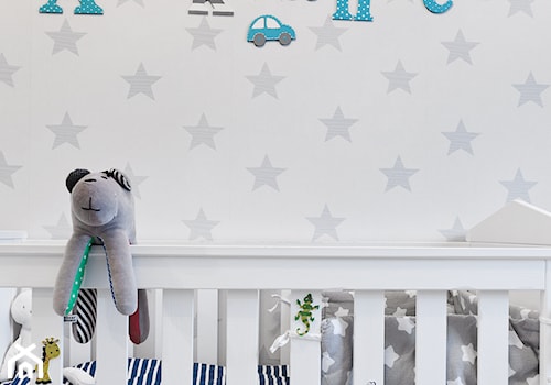 Mieszkanie - Gdynia Karwiny - Mały szary pokój dziecka dla niemowlaka dla chłopca dla dziewczynki, styl skandynawski - zdjęcie od Autors.KA