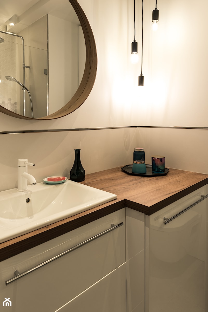 Apartament - Garnizon - Mała bez okna z lustrem łazienka, styl nowoczesny - zdjęcie od Autors.KA