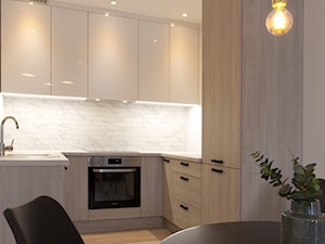 Mieszkanie I - Cztery Oceany Gdańsk - Mała otwarta z salonem z kamiennym blatem biała z zabudowaną lodówką z nablatowym zlewozmywakiem kuchnia w kształcie litery u, styl nowoczesny - zdjęcie od Autors.KA