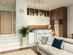 Apartament - Garnizon - Mała otwarta z salonem biała z zabudowaną lodówką kuchnia w kształcie litery g z wyspą lub półwyspem z marmurową podłogą, styl nowoczesny - zdjęcie od Autors.KA