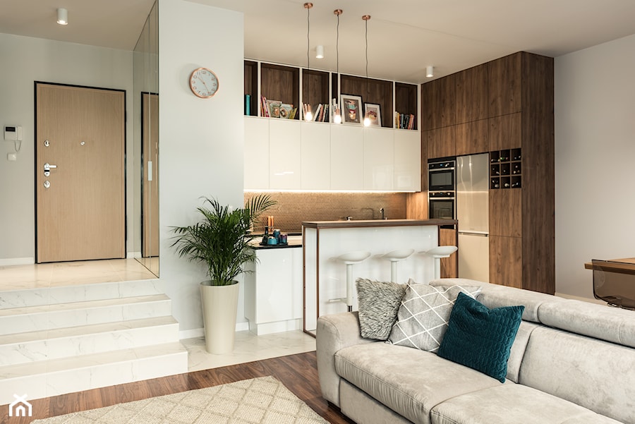 Apartament - Garnizon - Mała otwarta z salonem biała z zabudowaną lodówką kuchnia w kształcie litery g z wyspą lub półwyspem z marmurową podłogą, styl nowoczesny - zdjęcie od Autors.KA