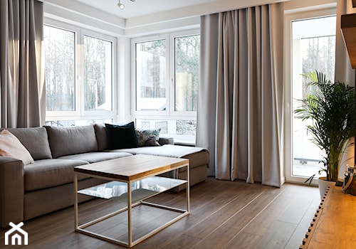 Mieszkanie - Gdynia Wielki Kack - Mały biały salon z tarasem / balkonem, styl skandynawski - zdjęcie od Autors.KA