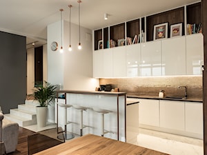 Apartament - Garnizon - Średnia otwarta z salonem biała szara z zabudowaną lodówką z podblatowym zlewozmywakiem kuchnia w kształcie litery l z marmurową podłogą, styl nowoczesny - zdjęcie od Autors.KA